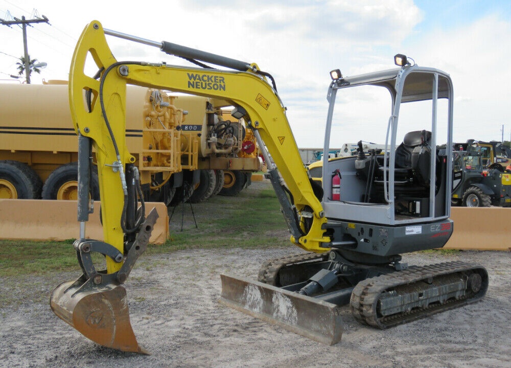 2015 Wacker Neuson EZ38 Mini Excavator VDS Rubber Tracks Thumb Aux Hyd 24″ Digging Bucket