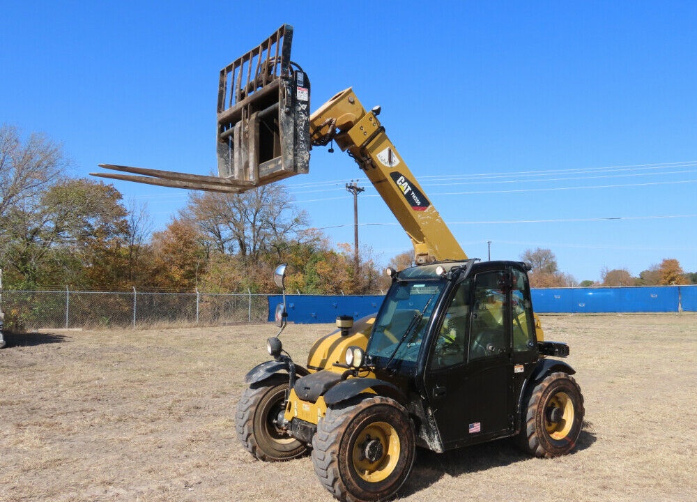 2012 Caterpillar TH255 5,500 lbs Telescopic Reach Forklift Cab Aux Hyd 4×4 Operation