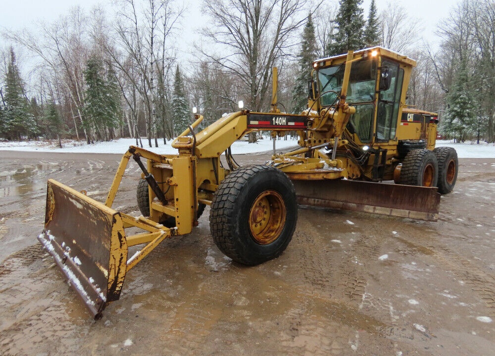 2005 Caterpillar 140H Motor Grader 14′ Moldboard A/C Cab Tractor 12′ Falls Side Blade