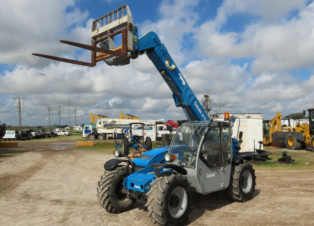 2013 Genie GTH3007 23′ 6,600LB Telescopic Reach Forklift Cab Telehandler